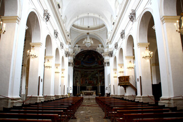 Obraz premium SPOLETO, ITALY - FEBRUARY 7, 2017: Central nave inside the Spoleto Cathedral. Central walkway leading toward the main altar, apse with 15th-century paintings by the Renaissance artist Filippo Lippi