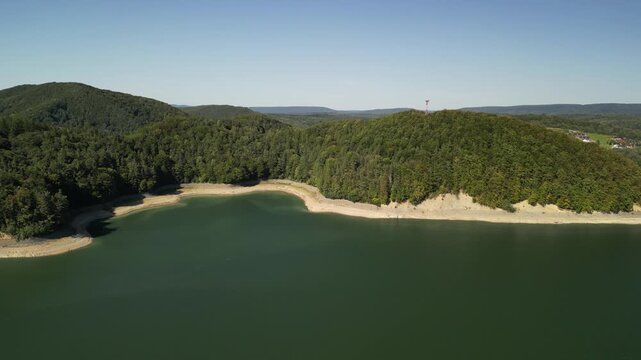 Jezioro Solińskie - Polska
Zalew w wojew&oacute;dztwie Podkarpackim przy g&oacute;rach Bieszczady nagrany dronem. Bardzo niski stan wody, susza, piękny widok na jezioro, las, g&oacute;ry, piękny widok
