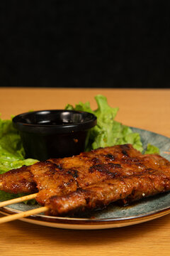Plat de cuisine tha&iuml;landaise avec des brochettes et de la salade verte
