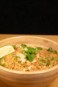 Plat de riz tha&iuml;landais avec poulet et citron vert