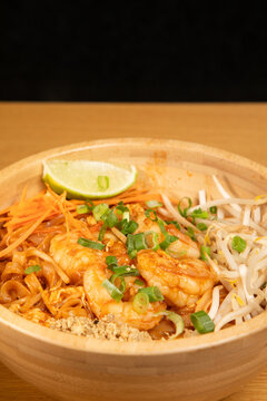 Repas de cuisine tha&iuml;landaise avec des crevettes et des nouilles au citron vert
