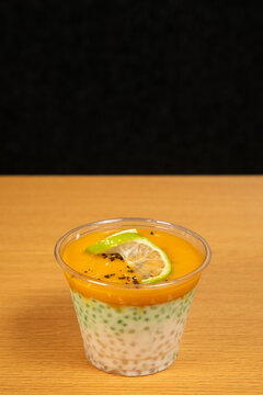 Dessert tha&iuml;landais pr&eacute;sent&eacute; dans un verre avec du lait de coco et de la mangue