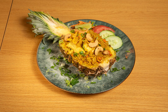 Repas tha&iuml;landais servi dans une ananas avec l&eacute;gumes frais