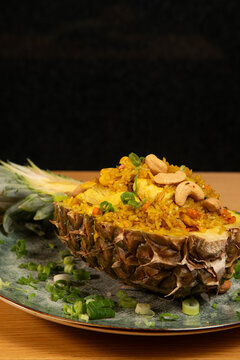 Plat de riz tha&iuml; dans une ananas avec des noix de cajou