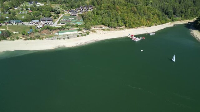 Jezioro Solińskie - Polska
Zalew w wojew&oacute;dztwie Podkarpackim przy g&oacute;rach Bieszczady nagrany dronem. Bardzo niski stan wody, susza, piękny widok na jezioro, las, g&oacute;ry, piękny widok