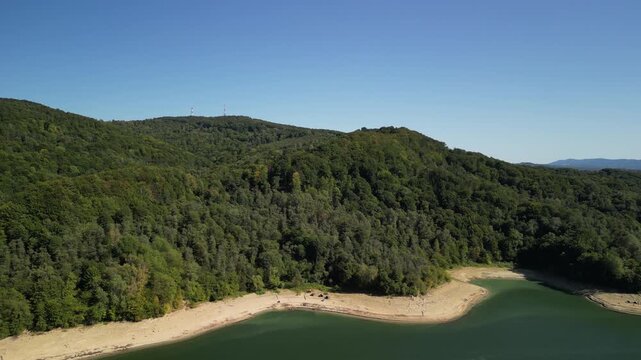 Jezioro Solińskie - Polska
Zalew w wojew&oacute;dztwie Podkarpackim przy g&oacute;rach Bieszczady nagrany dronem. Bardzo niski stan wody, susza, piękny widok na jezioro, las, g&oacute;ry, piękny widok