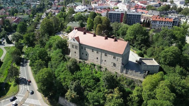 Sanok - Polska
rynek i panorama miasta nagrane dronem. Zamek Kr&oacute;lewski, kości&oacute;ł, rynek, miasteczko