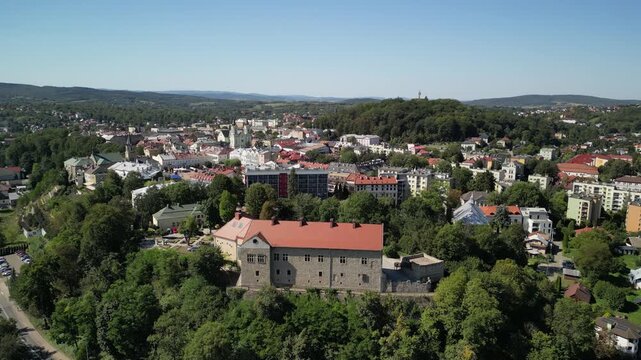 Jezioro Solińskie - Polska
Zalew w wojew&oacute;dztwie Podkarpackim przy g&oacute;rach Bieszczady nagrany dronem. Bardzo niski stan wody, susza, piękny widok na jezioro, las, g&oacute;ry, piękny widok