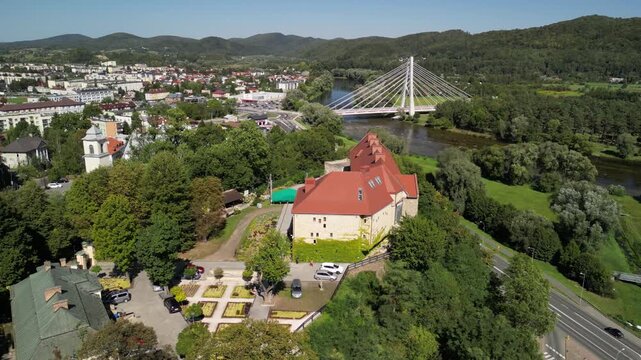 Sanok - Polska
rynek i panorama miasta nagrane dronem. Zamek Kr&oacute;lewski, kości&oacute;ł, rynek, miasteczko