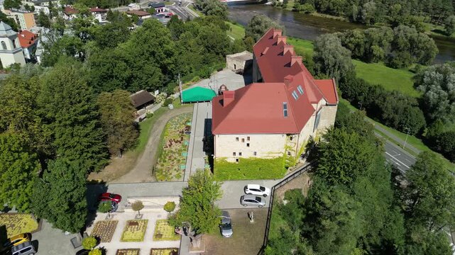 Sanok - Polska
rynek i panorama miasta nagrane dronem. Zamek Kr&oacute;lewski, kości&oacute;ł, rynek, miasteczko
