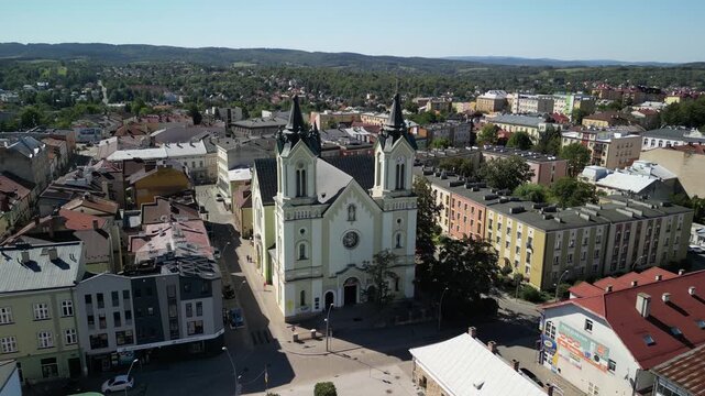 Sanok - Polska
rynek i panorama miasta nagrane dronem. Zamek Kr&oacute;lewski, kości&oacute;ł, rynek, miasteczko