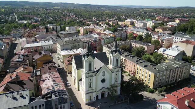 Sanok - Polska
rynek i panorama miasta nagrane dronem. Zamek Kr&oacute;lewski, kości&oacute;ł, rynek, miasteczko