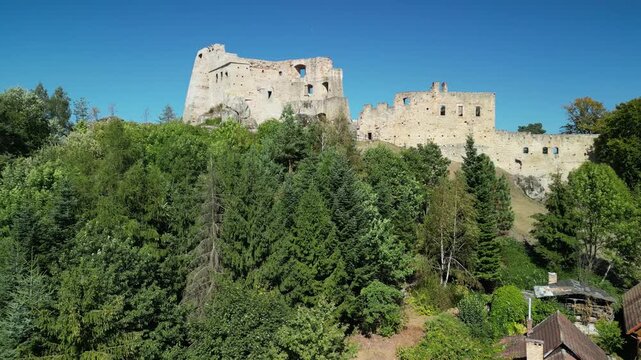 Zamek Kamieniec - Polska 
Piękny zamek na wzg&oacute;rzu obok miasta Krosno. Ujęcie nagrane dronem z powietrza. Ruiny zamku, lasy, niebo, g&oacute;ry, piękny widok
