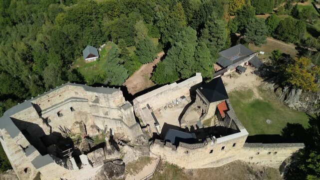 Zamek Kamieniec - Polska 
Piękny zamek na wzg&oacute;rzu obok miasta Krosno. Ujęcie nagrane dronem z powietrza. Ruiny zamku, lasy, niebo, g&oacute;ry, piękny widok