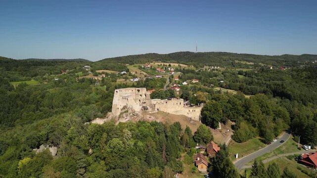 Zamek Kamieniec - Polska 
Piękny zamek na wzg&oacute;rzu obok miasta Krosno. Ujęcie nagrane dronem z powietrza. Ruiny zamku, lasy, niebo, g&oacute;ry, piękny widok