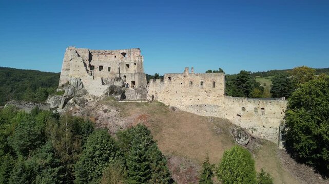 Zamek Kamieniec - Polska 
Piękny zamek na wzg&oacute;rzu obok miasta Krosno. Ujęcie nagrane dronem z powietrza. Ruiny zamku, lasy, niebo, g&oacute;ry, piękny widok