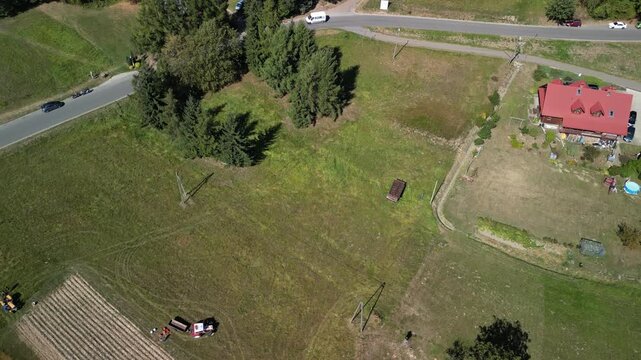 Zamek Kamieniec - Polska 
Piękny zamek na wzg&oacute;rzu obok miasta Krosno. Ujęcie nagrane dronem z powietrza. Ruiny zamku, lasy, niebo, g&oacute;ry, piękny widok