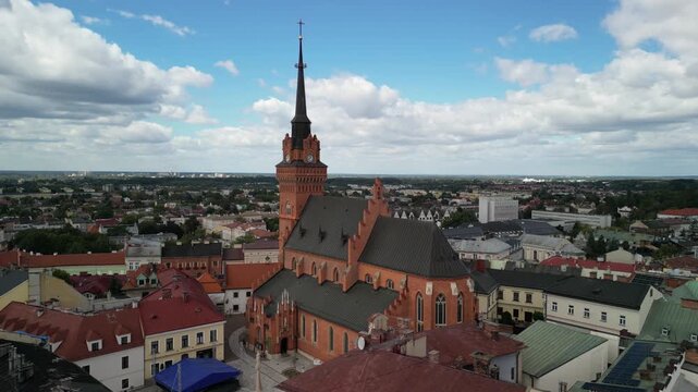 Tarn&oacute;w - Polska
Piękny rynek w Tarnowie nagrany dronem z wysokości. Ładne kinowe ujęcie, kamienice, ratusz i panorama miasta