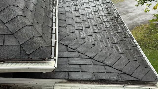 une toiture de bardeaux durant une journ&eacute;e de pluie	
