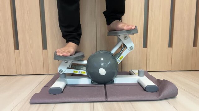 深くステッパーを踏む女性の足