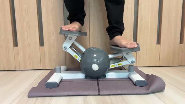 ステッパーダイエットをする女性