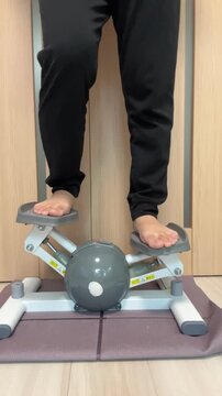 ステッパーを浅く踏む女性