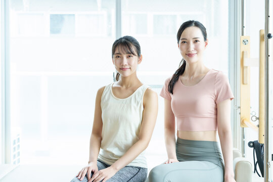 ピラティス　スタジオ　ジム　女性　インストラクター