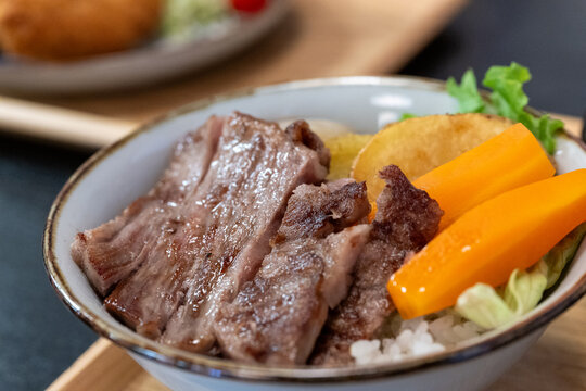 美味しそうな松坂牛のステーキ丼