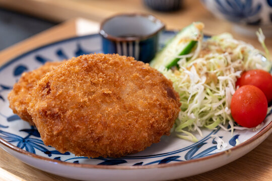 美味しそうな名物コロッケ