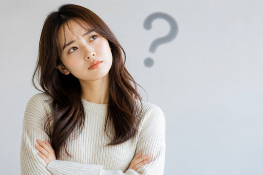 疑問を持ち上を見上げて悩む若い日本人女性 Generative AI