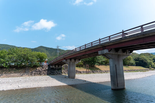 青空と五十鈴川に架かる宇治橋