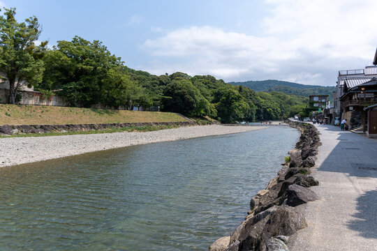 青空と綺麗な五十鈴川