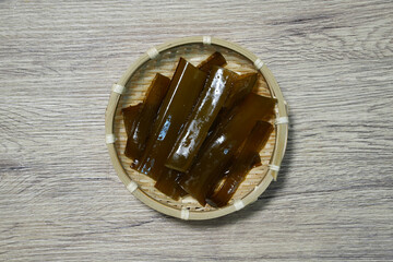 旬を迎えた生の茎わかめ © yuuyu