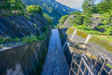 広瀬ダムの洪水吐と美しい新緑の山々（山梨県山梨市） © ramustagram