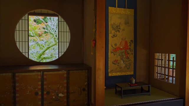 京都　雲龍院　悟りの窓と庭園を見渡す