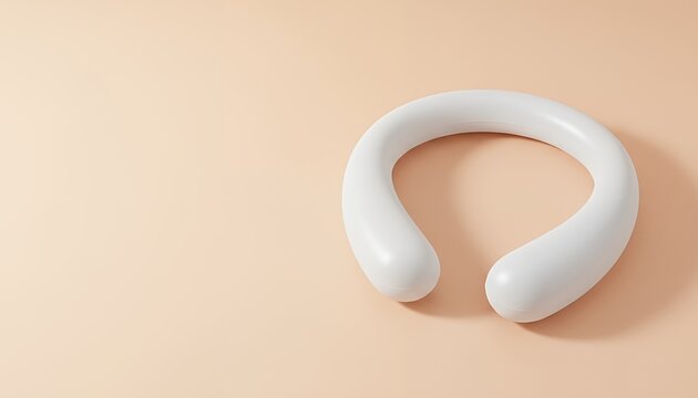 ピーチ背景に置かれた首掛け冷却リング