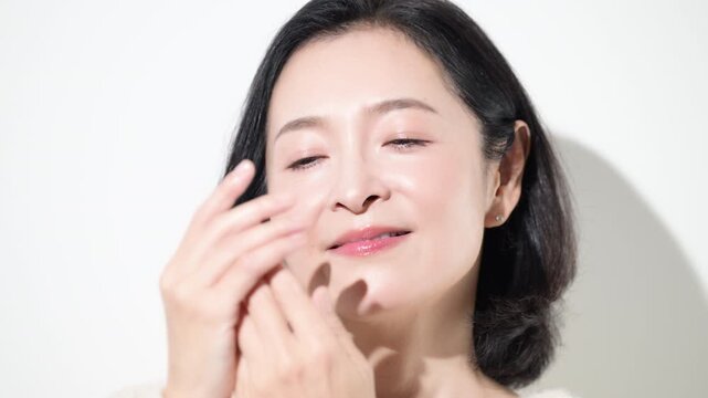 [スローモーション]手荒れや冷え性に悩み手を気にする50代女性、冬の乾燥肌や手先や指の冷えを感じるミドル世代の動画