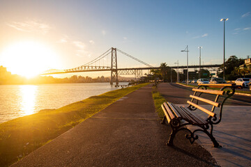 Obraz premium Banco e pôr-do-sol ao fundo a ponte de Florianópolis Santa Catarina Brasil Florianopolis