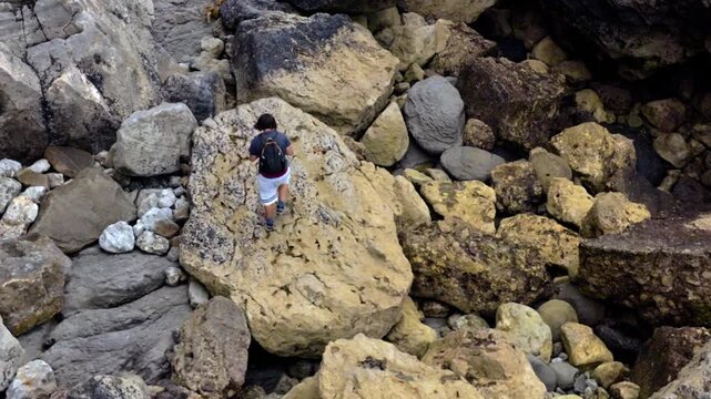 Caminando entre rocas, el dron me sigue en algun lugar del cant&aacute;brico