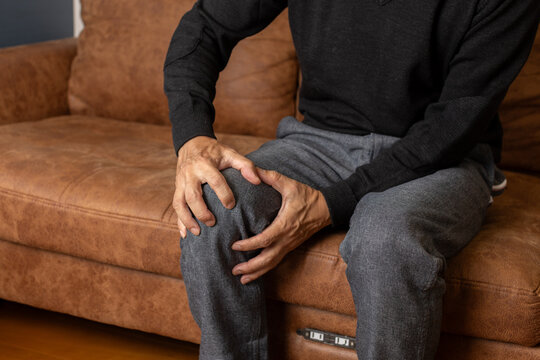 膝に痛みを抱える中年男性
