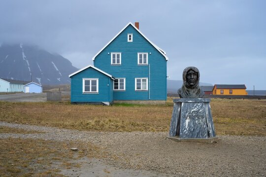 Roald Amundsen bust, Ny-Alesund, Spitsbergen Island, Svalbard Archipelago, Norway