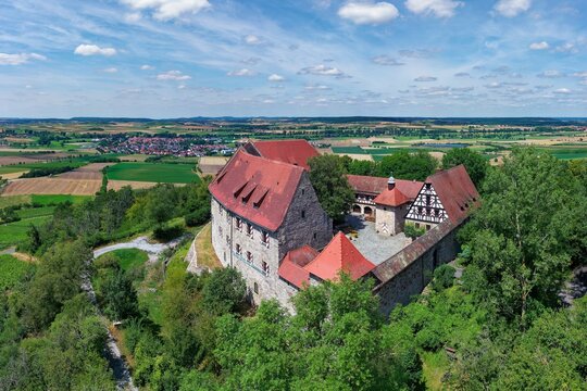 Aerial view, Hoheneck Castle youth education center with view of the castle courtyard, from southeast back left Markt Ipsheim district Neustadt an der Aisch-Bad Windsheim, Upper Aischtal, Rangau, Frankenh&ouml;he nature park Park, Steigerwald, Middle Franconia, Bavaria, Germany