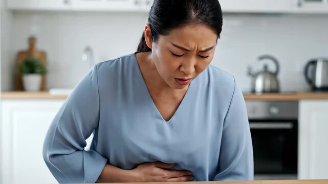 Women's stomachs are painful when they hold them in the kitchen, and women's abdominal pain is difficult
