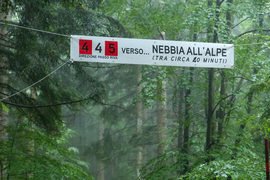 Fog at the Alpine pastures: a trail with artistic installations in the Modena Apennines