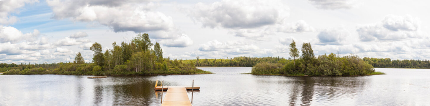 Badesse in gr&uuml;ner Umgebung. Wasserlandschaft umgeben von Wald.