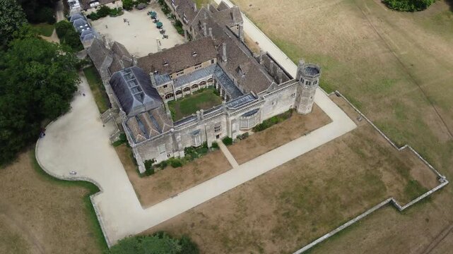 Vue a&eacute;rienne par drone de Lacock Abbey dans le Wiltshire en Angleterre