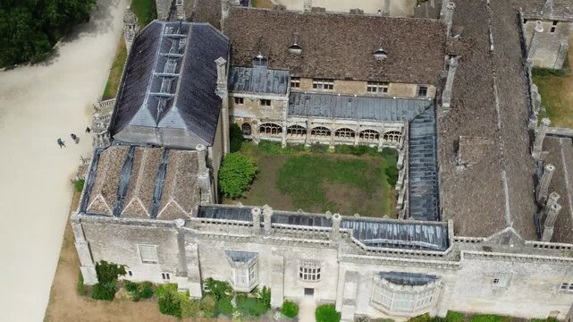 Vue a&eacute;rienne par drone de Lacock Abbey dans le Wiltshire en Angleterre