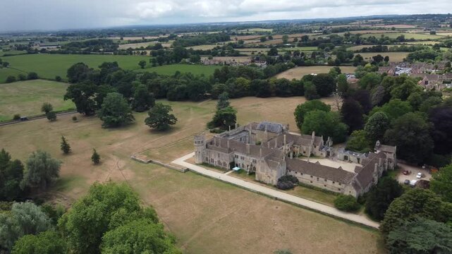 Vue a&eacute;rienne par drone de Lacock Abbey dans le Wiltshire en Angleterre