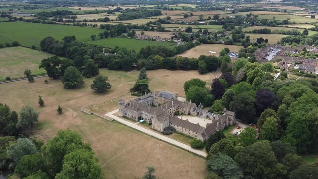 Vue a&eacute;rienne par drone de Lacock Abbey dans le Wiltshire en Angleterre