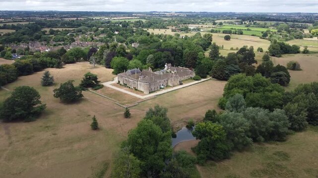 Vue a&eacute;rienne par drone de Lacock Abbey dans le Wiltshire en Angleterre